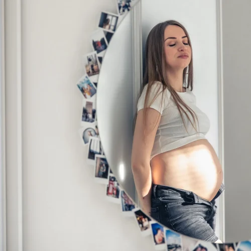 attractive-young-pregnant-woman-in-mirror-reflecti-2025-03-18-13-51-19-utc.webp